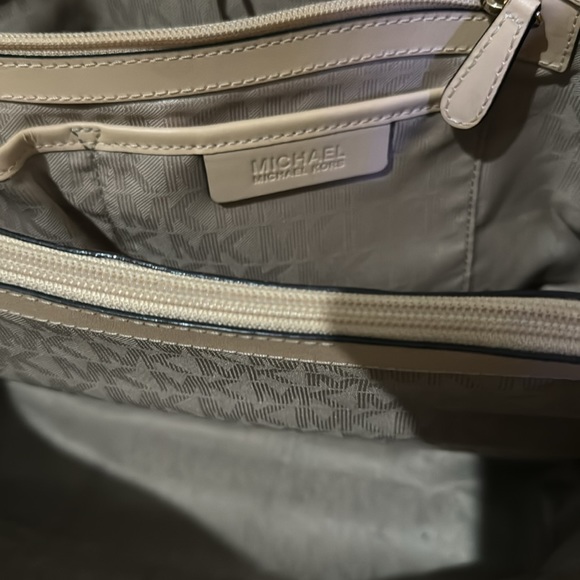 Michael Kors purse - Picture 3 of 10